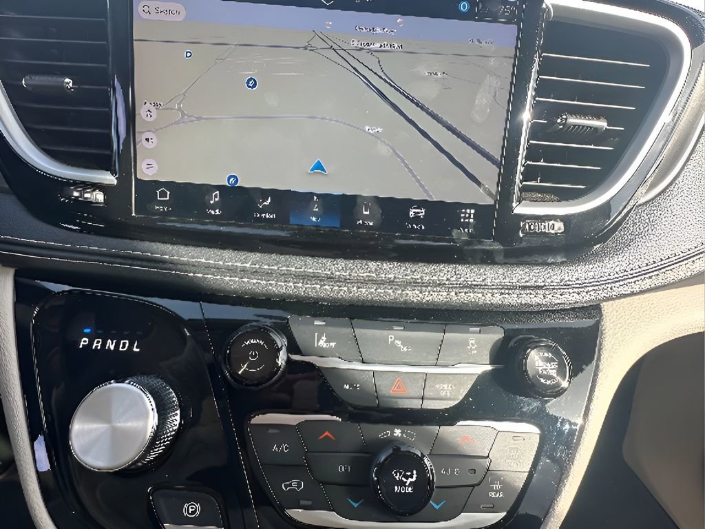 Used 2024 Chrysler Pacifica Select image 19