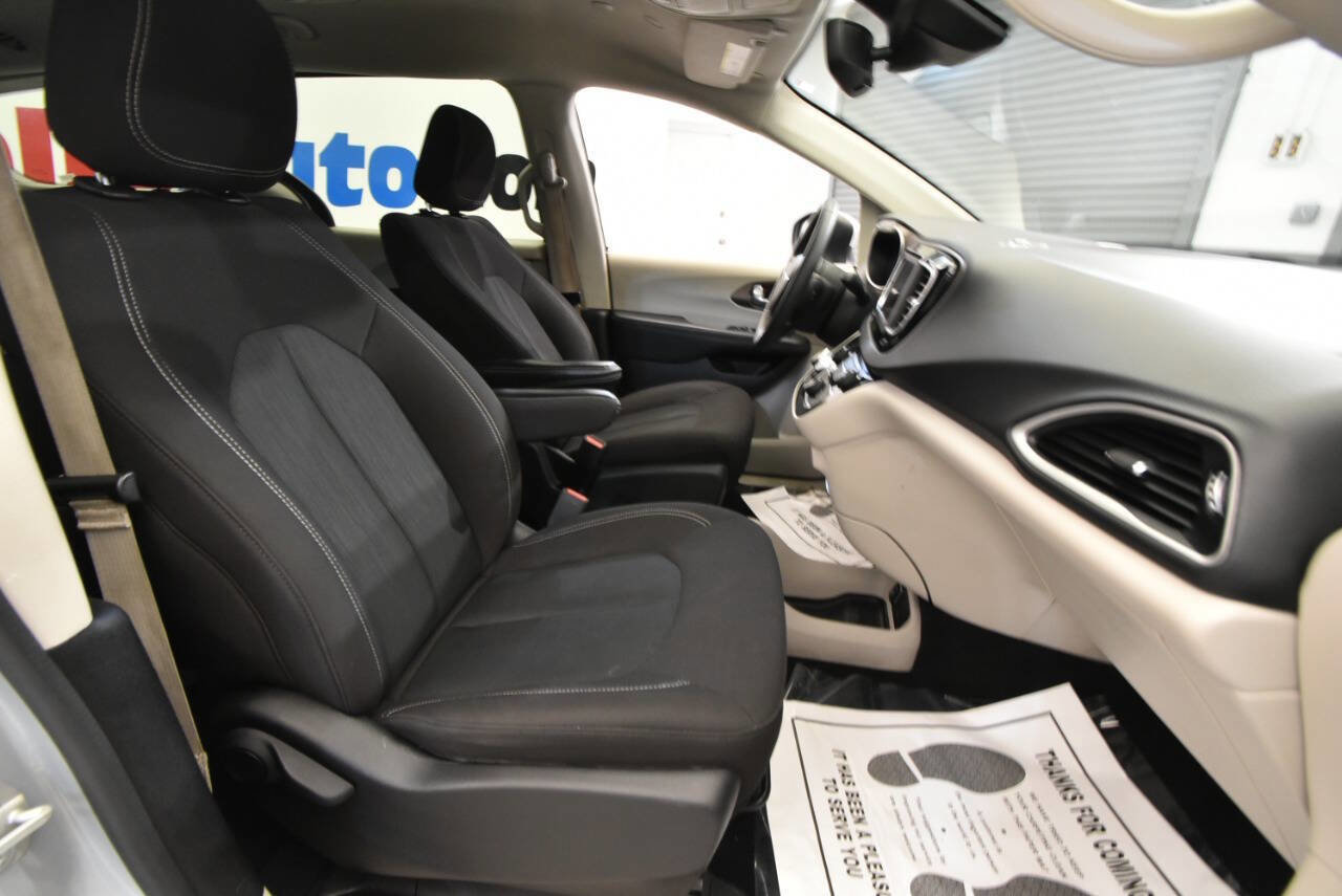 Used 2023 Chrysler Voyager LX FWD image 17