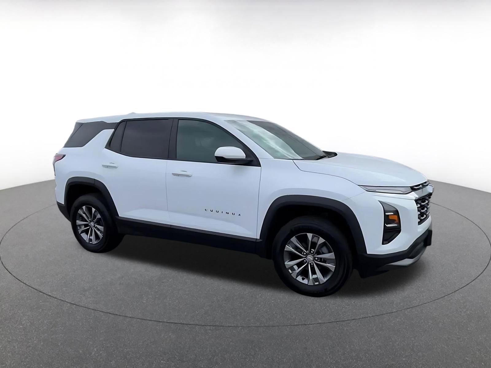 Used 2025 Chevrolet Equinox LT FWD image 2
