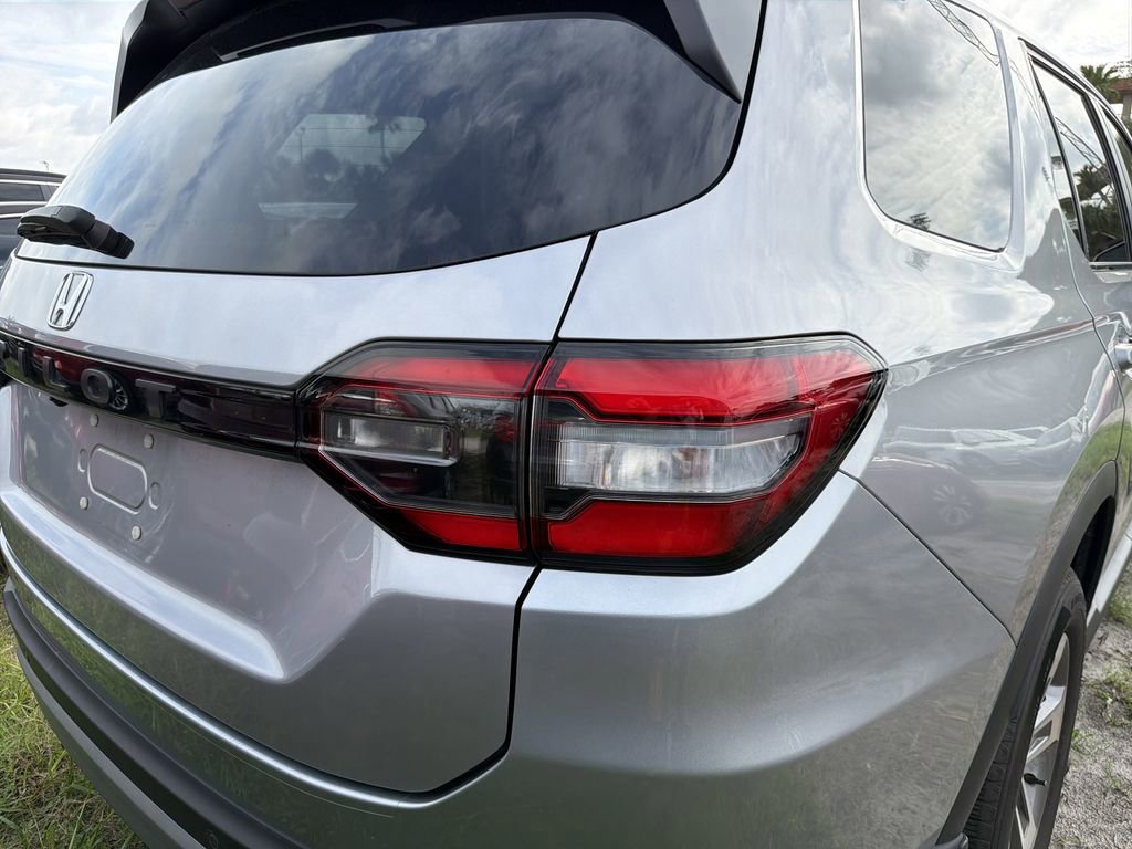 Used 2025 Honda Pilot EX-L image 11