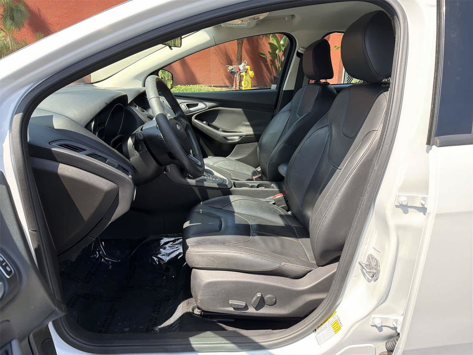 Used 2016 Ford Focus SE w/ Equipment Group 201A FWD image 12
