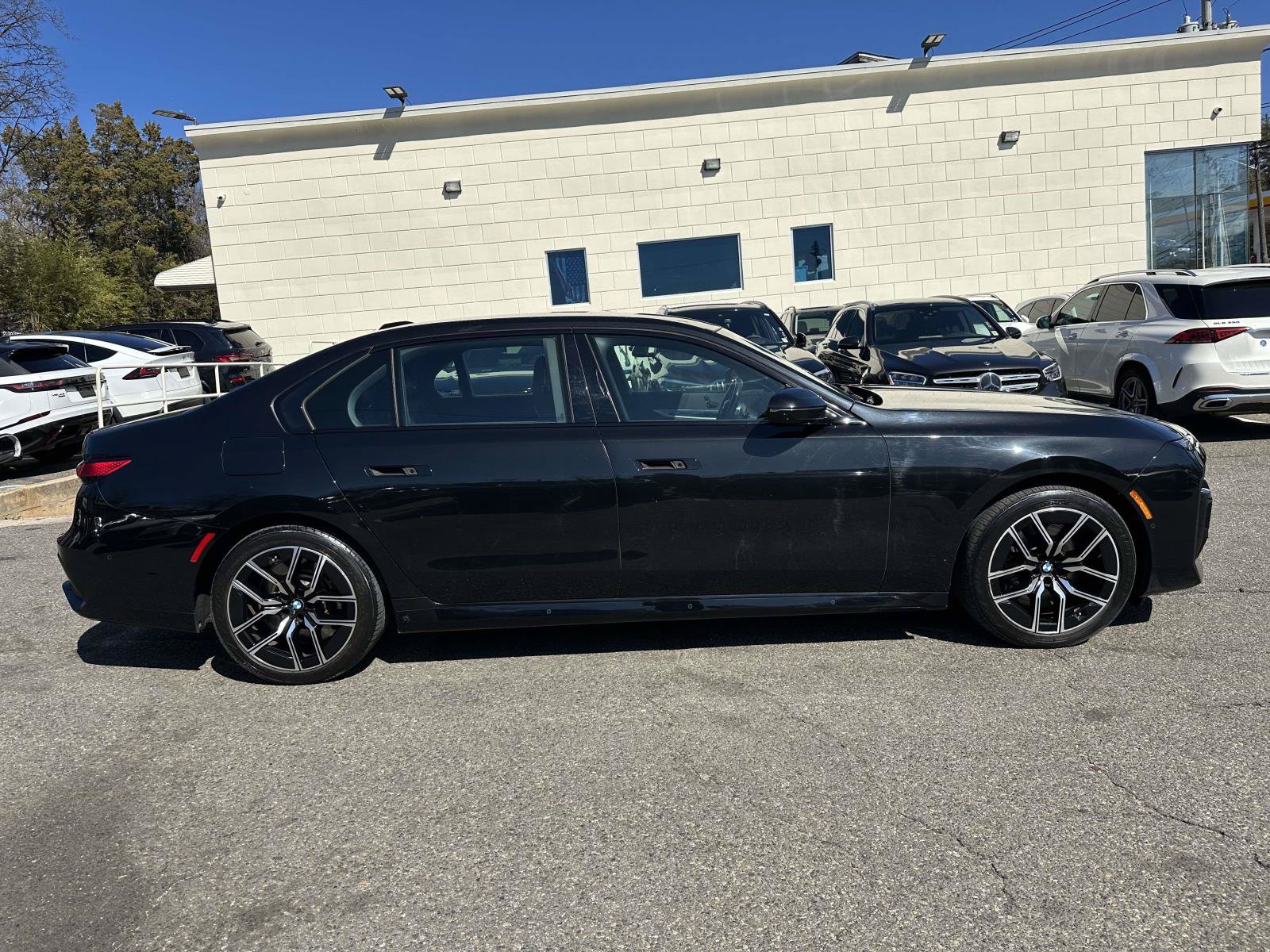 Used 2023 BMW 760i xDrive w/ Executive Package AWD/4WD image 2