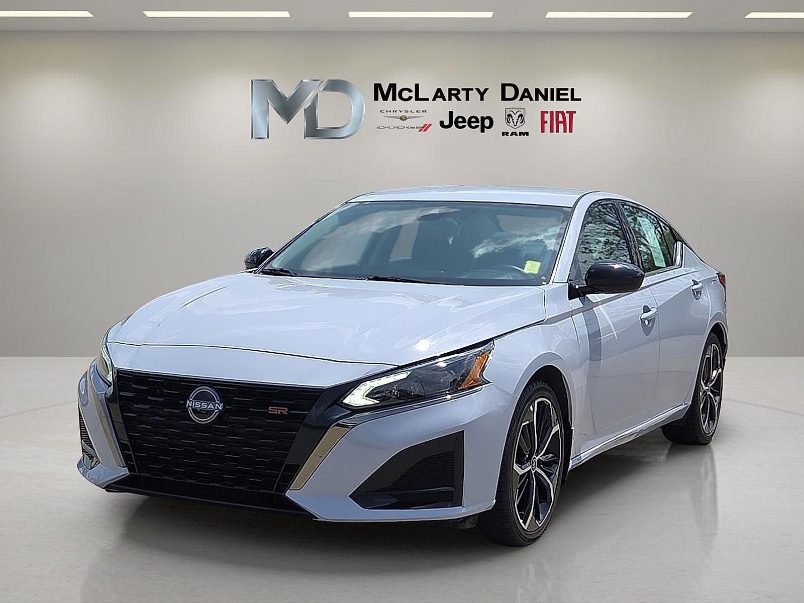 Used 2025 Nissan Altima 2.5 SR FWD image 2