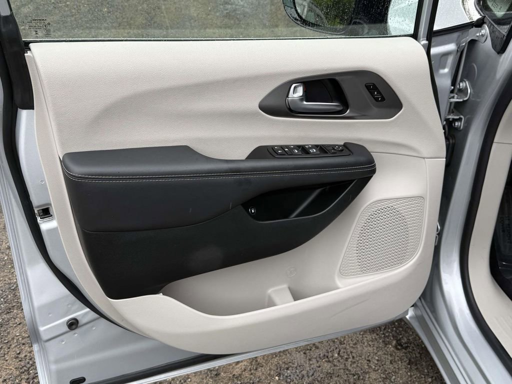 Used 2024 Chrysler Pacifica Select FWD image 24
