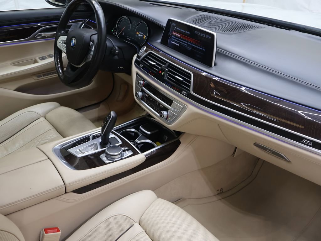 Used 2016 BMW 750i xDrive image 11
