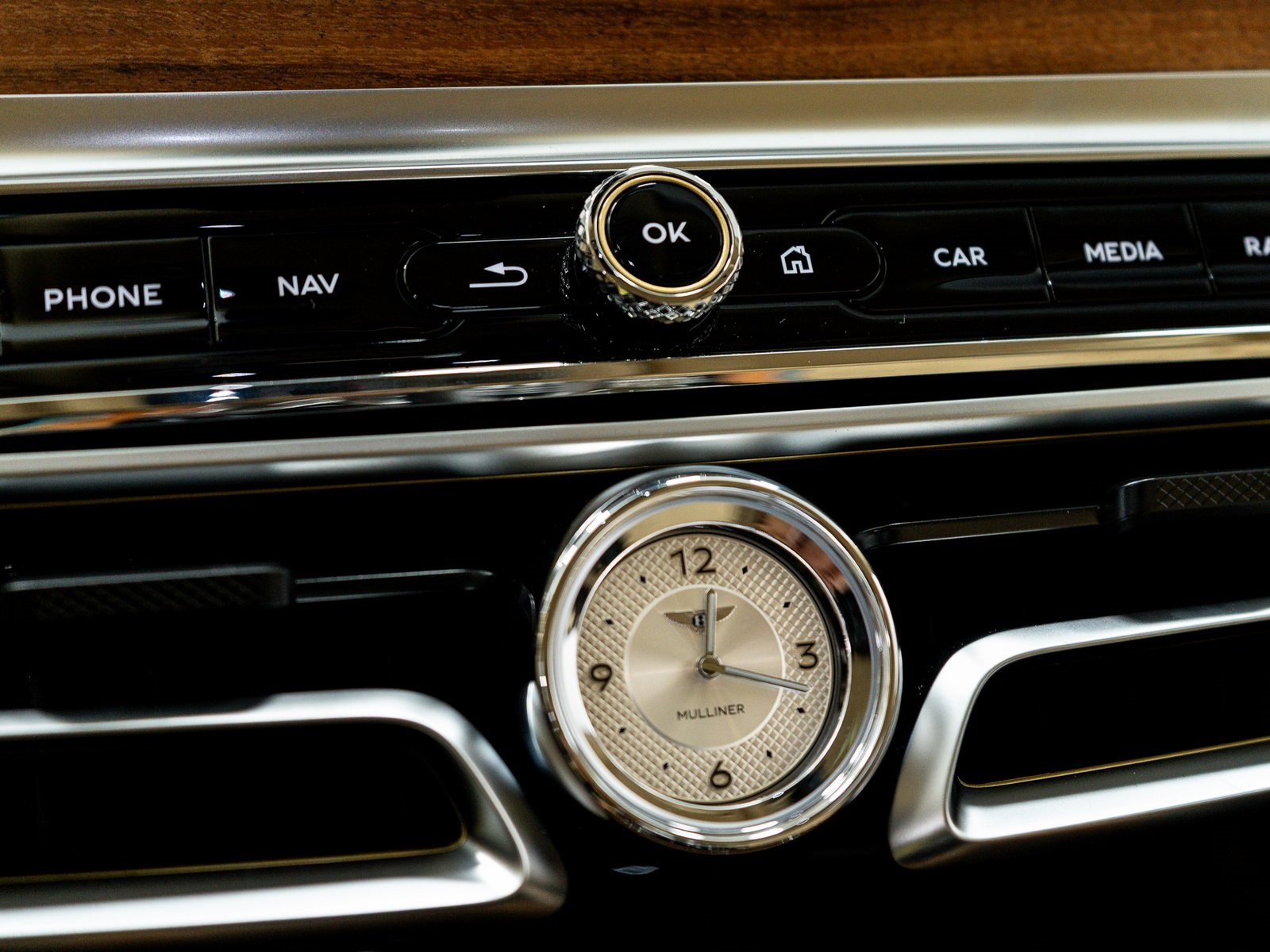 New 2025 Bentley Flying Spur Plug-In Hybrid image 13