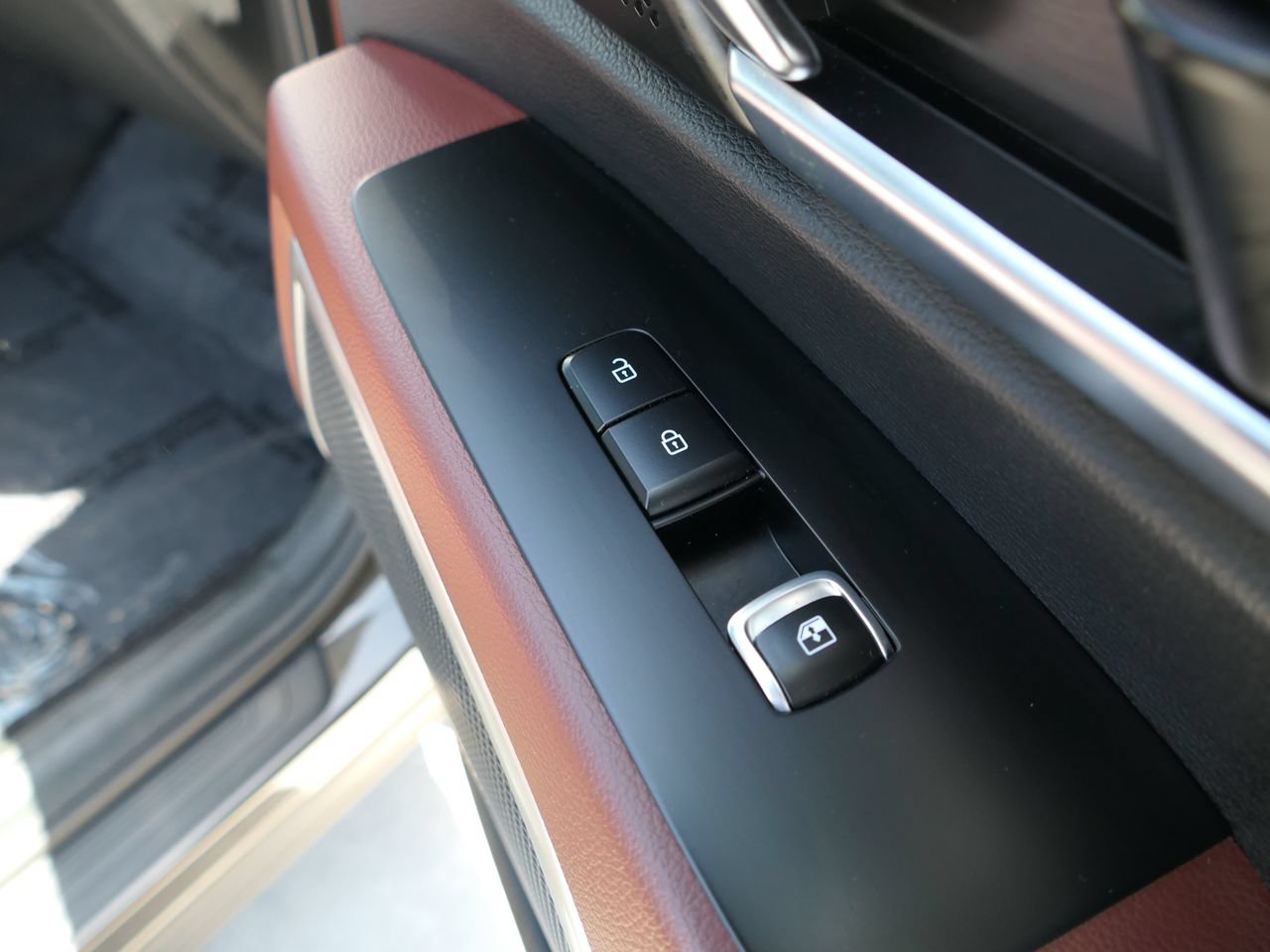 Used 2023 Kia Telluride EX w/ EX Captain's Chair Package AWD/4WD image 29