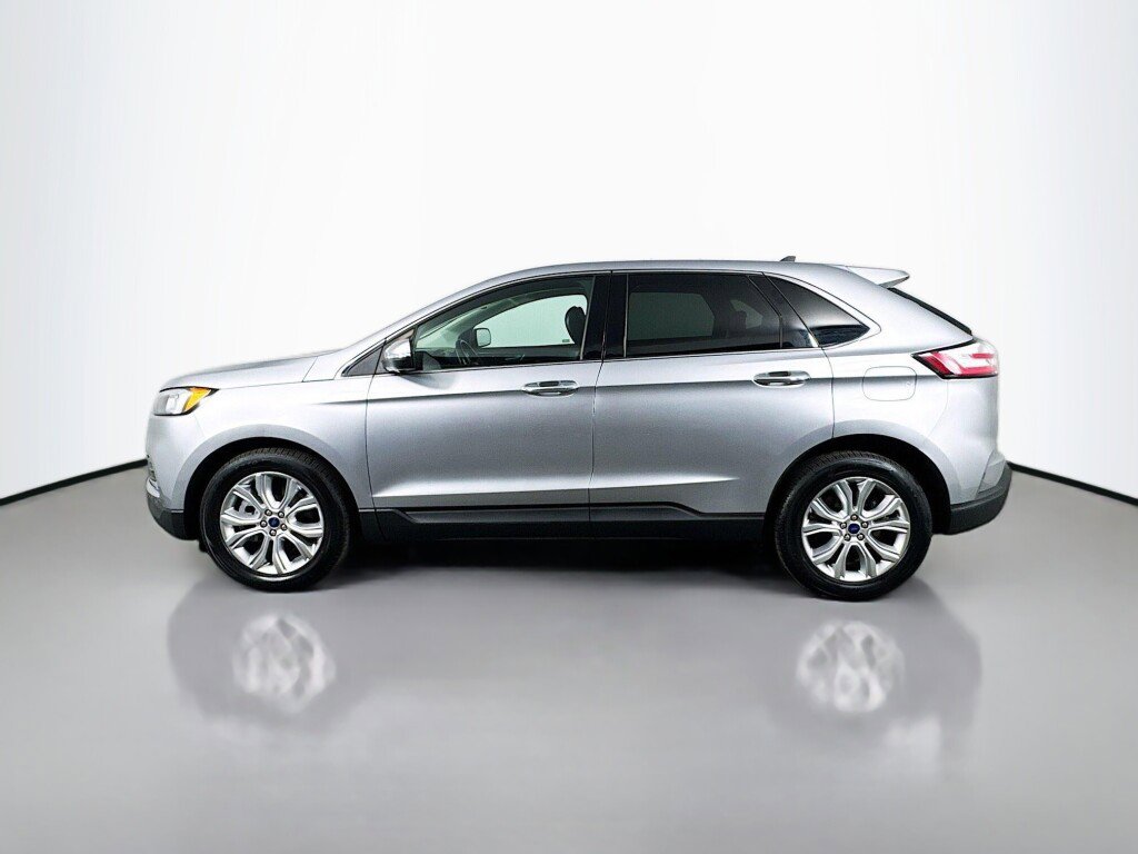 Used 2022 Ford Edge Titanium image 2