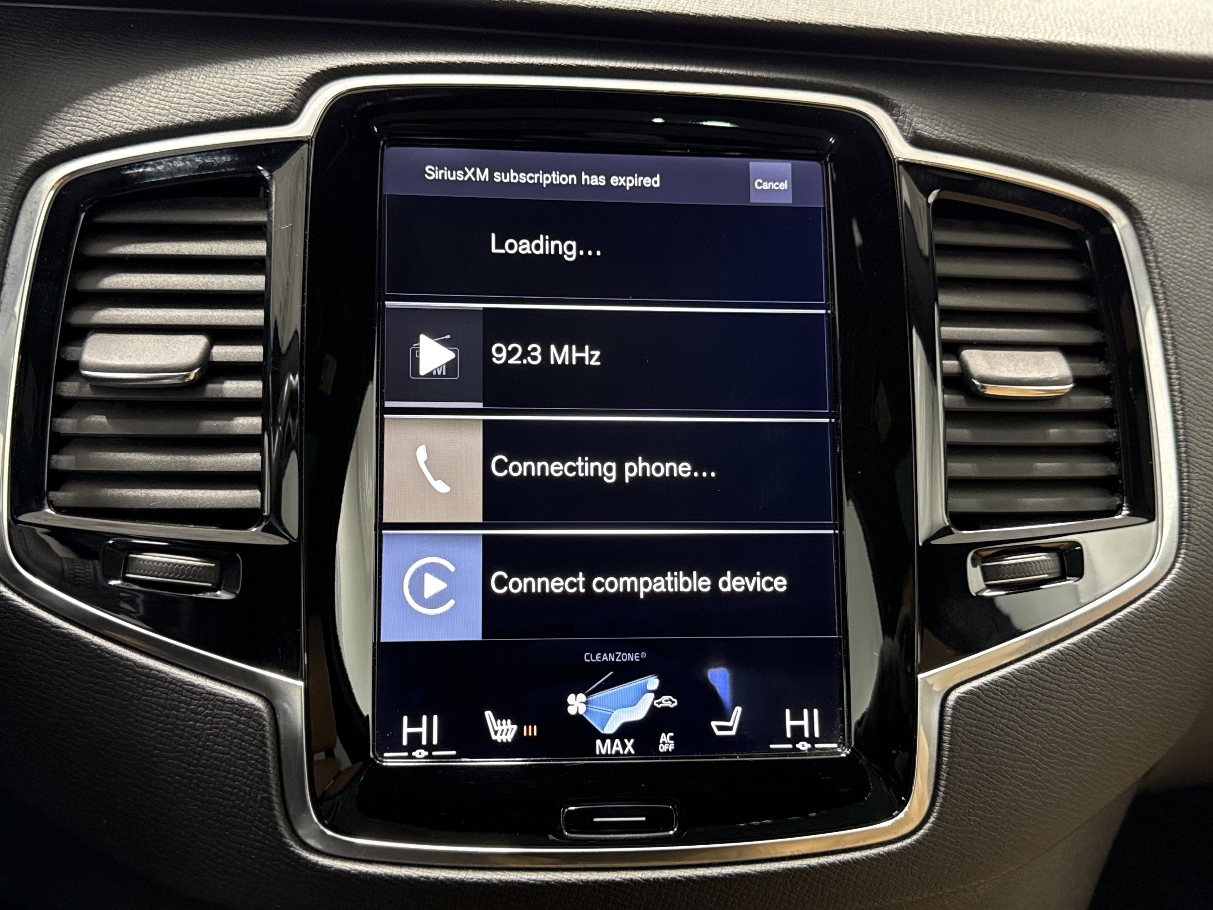 Used 2017 Volvo XC90 T6 Momentum w/ Vision Package image 18