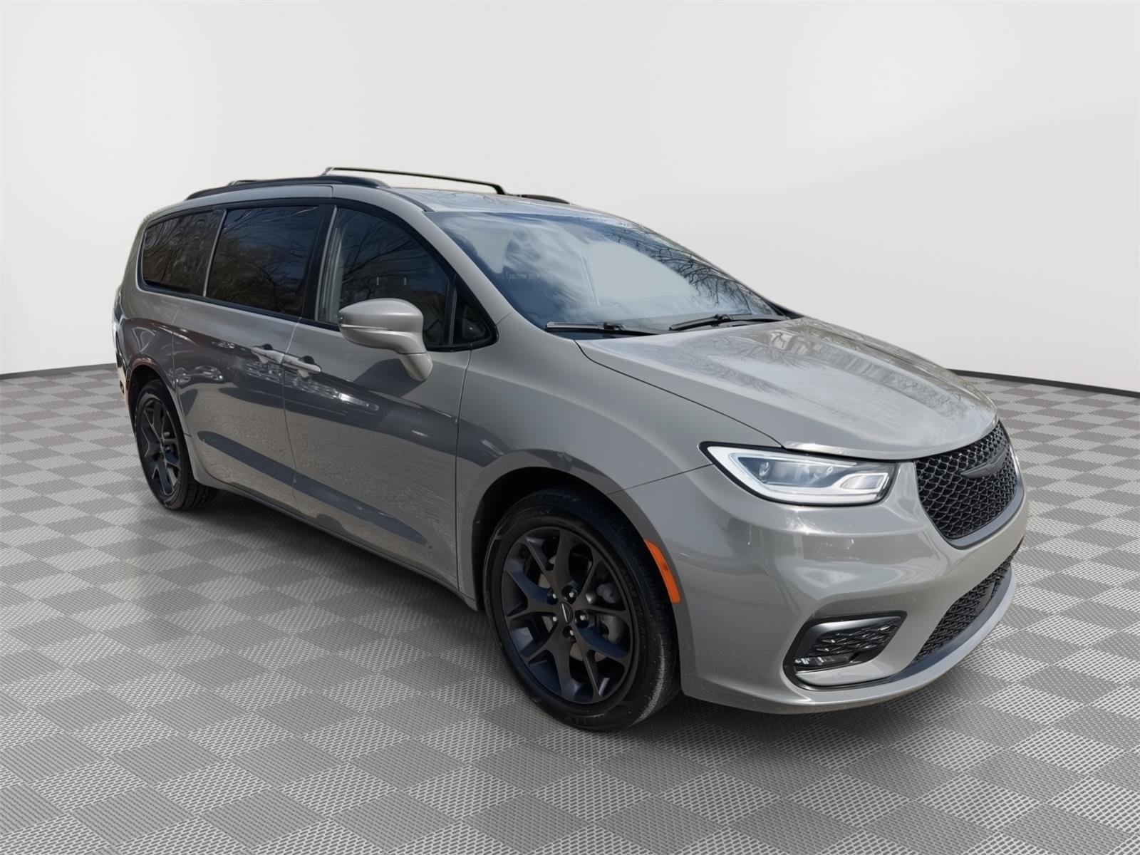 Used 2021 Chrysler Pacifica Touring-L w/ S Appearance Package AWD/4WD image 8