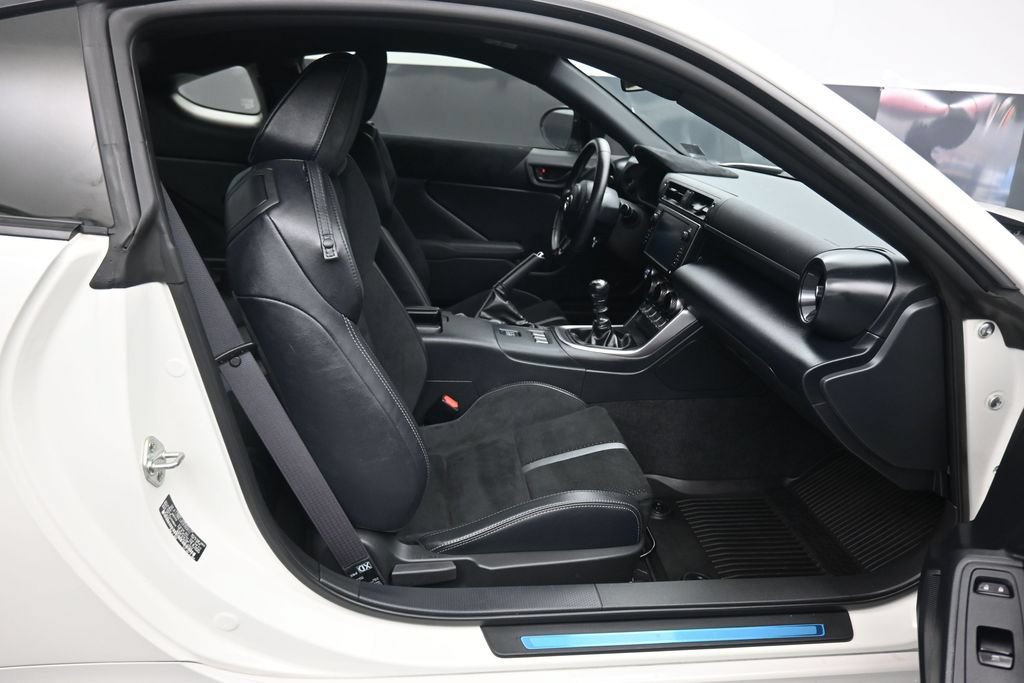 Used 2025 Toyota GR86 Premium w/ Performance Package RWD image 32