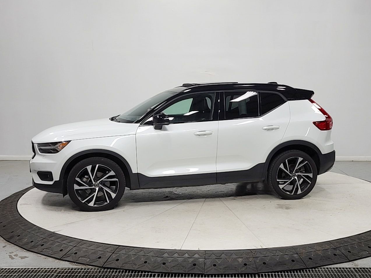 Used 2020 Volvo XC40 T4 R-Design w/ Protection Package Premier FWD image 4