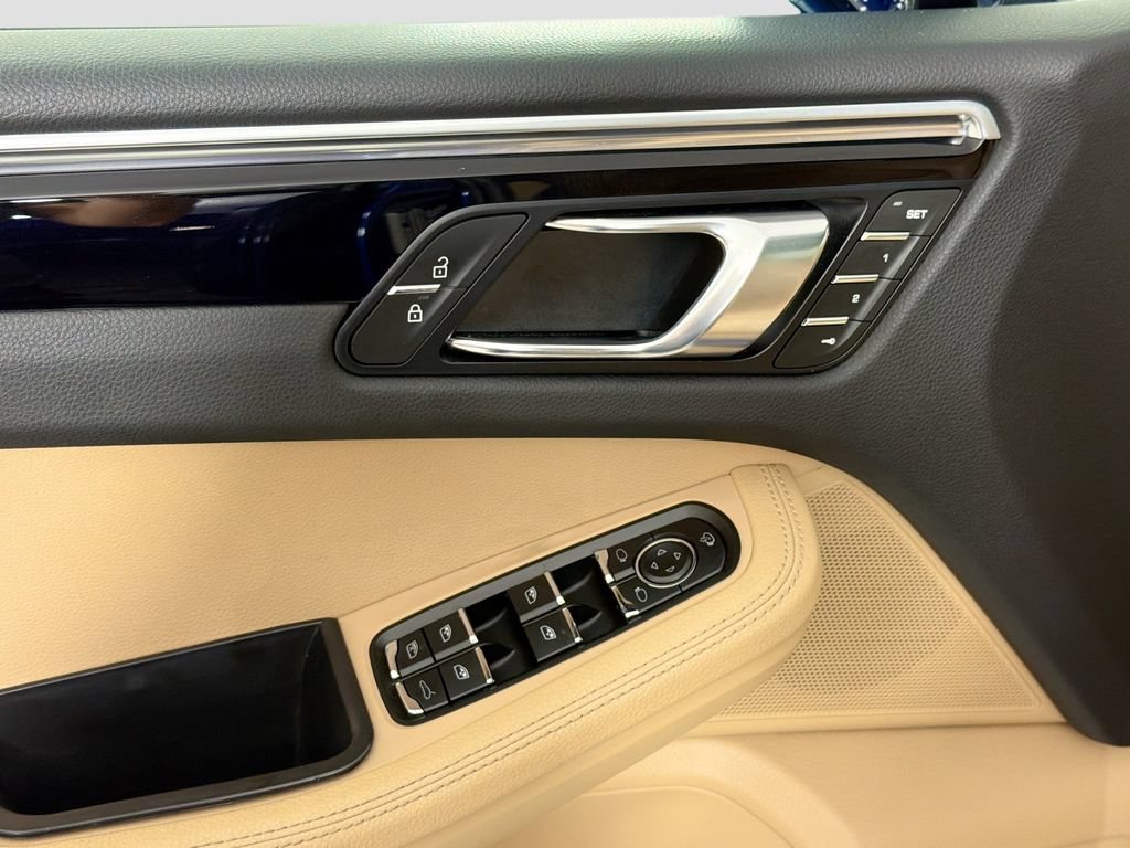 Used 2024 Porsche Macan AWD/4WD image 18