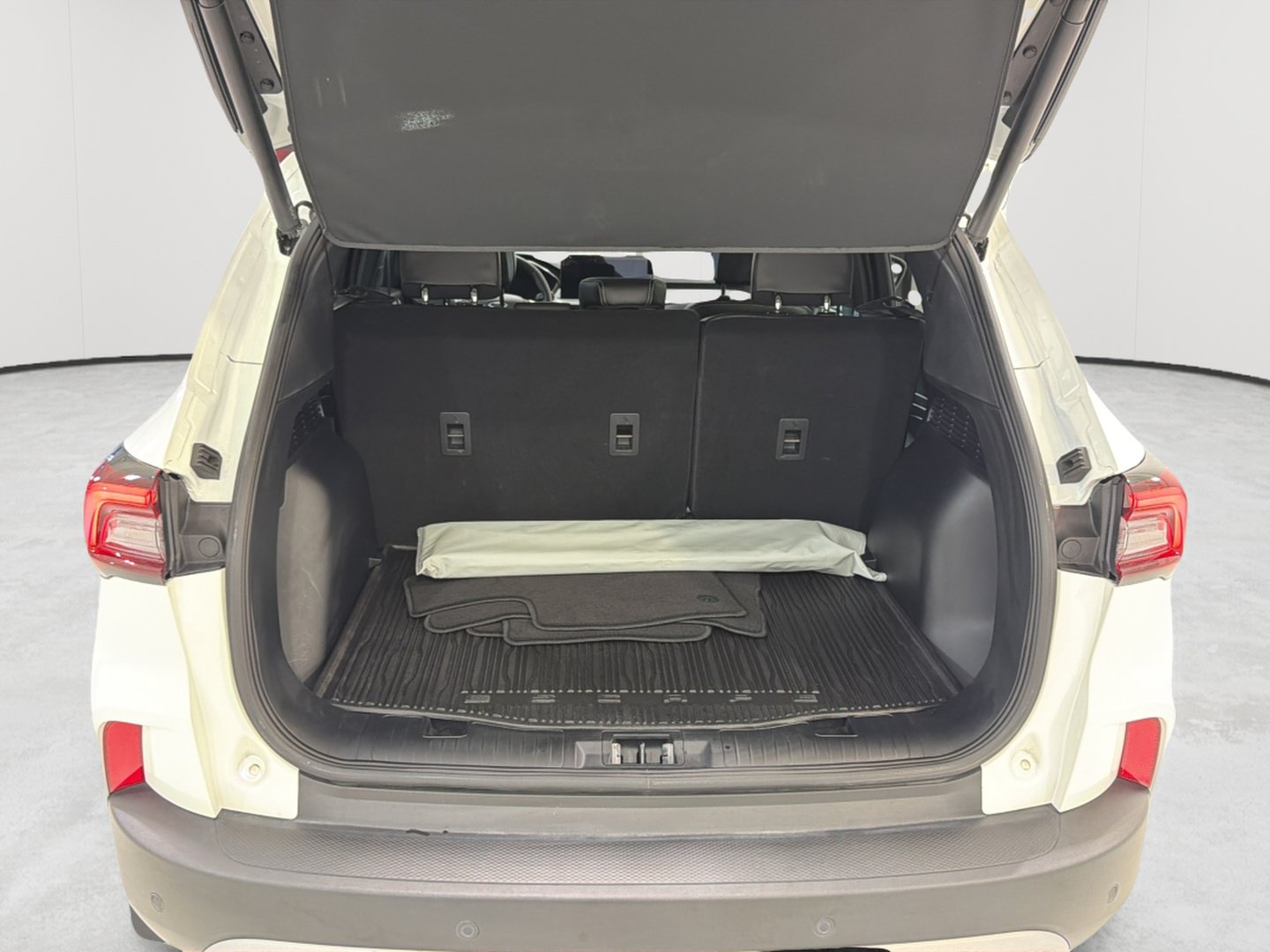 Used 2025 Ford Escape Platinum w/ Premium Technology Package AWD/4WD image 24