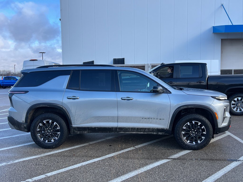 Used 2025 Chevrolet Traverse Z71 image 7