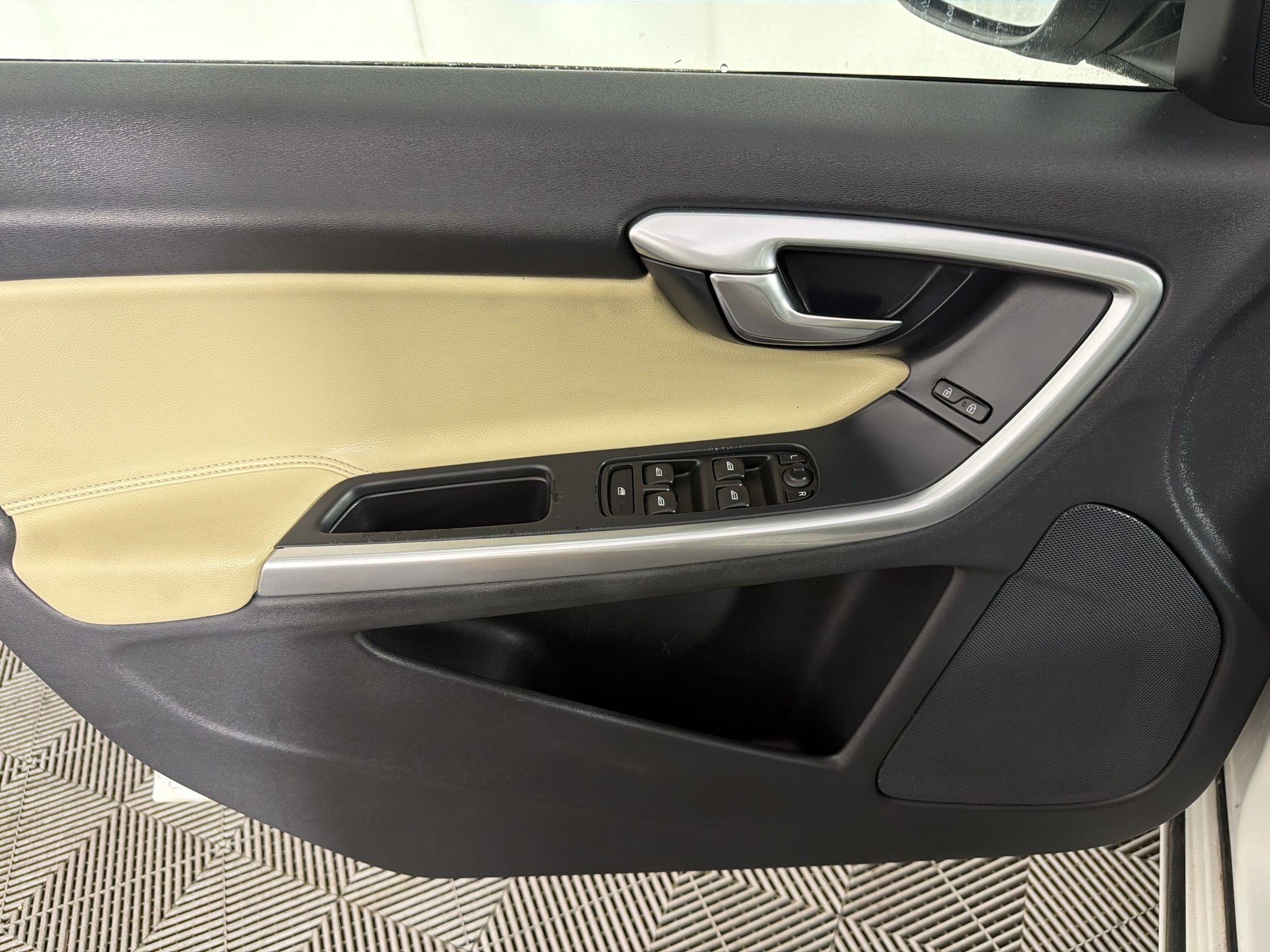 Used 2018 Volvo V60 T5 Dynamic w/ Vision Package FWD image 14