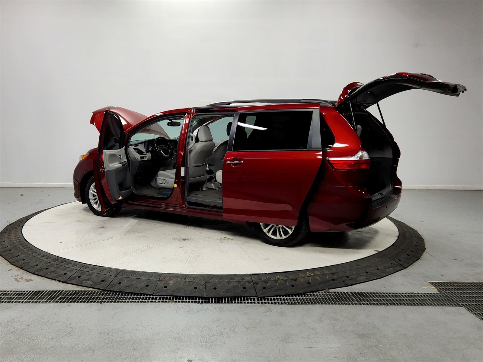 Used 2015 Toyota Sienna XLE Premium image 13