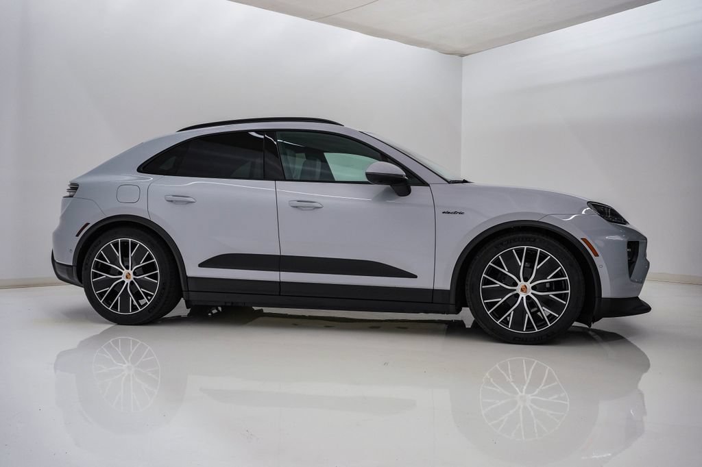 Certified 2025 Porsche Macan 4 Electric AWD/4WD image 9