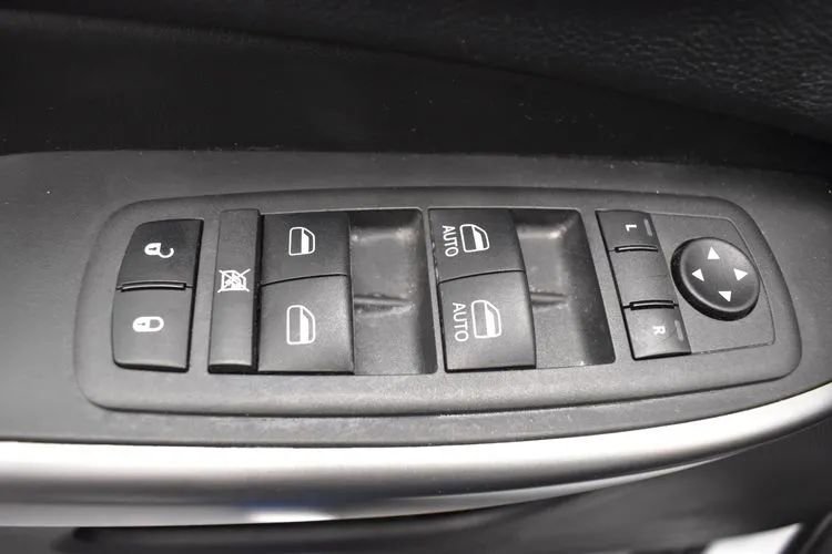 Used 2022 Jeep Cherokee Limited AWD/4WD image 22
