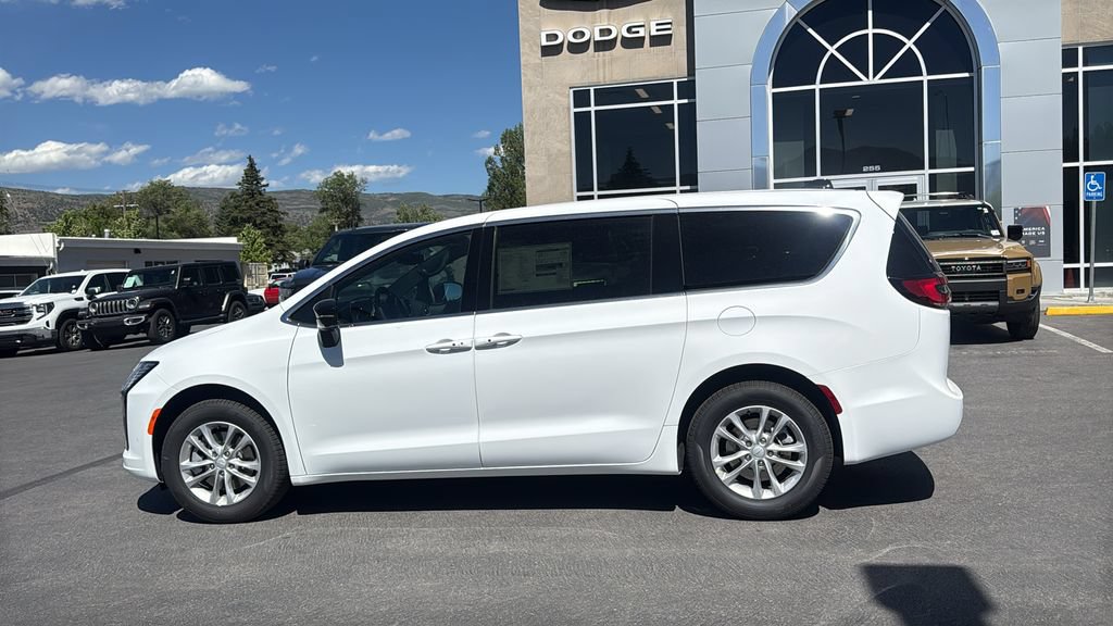New 2027 Chrysler Pacifica Select AWD/4WD image 8