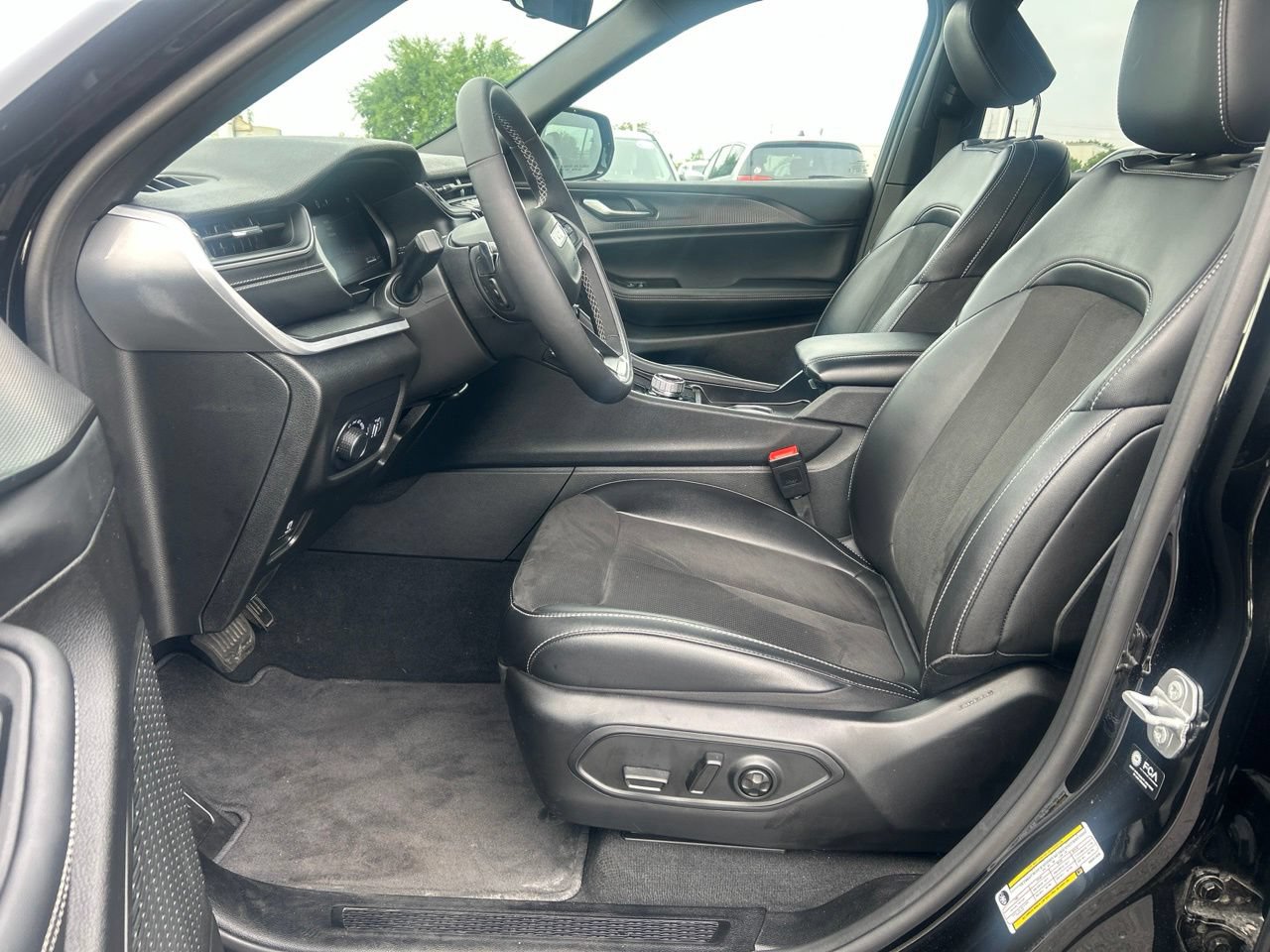 Used 2025 Jeep Grand Cherokee L Altitude AWD/4WD image 11
