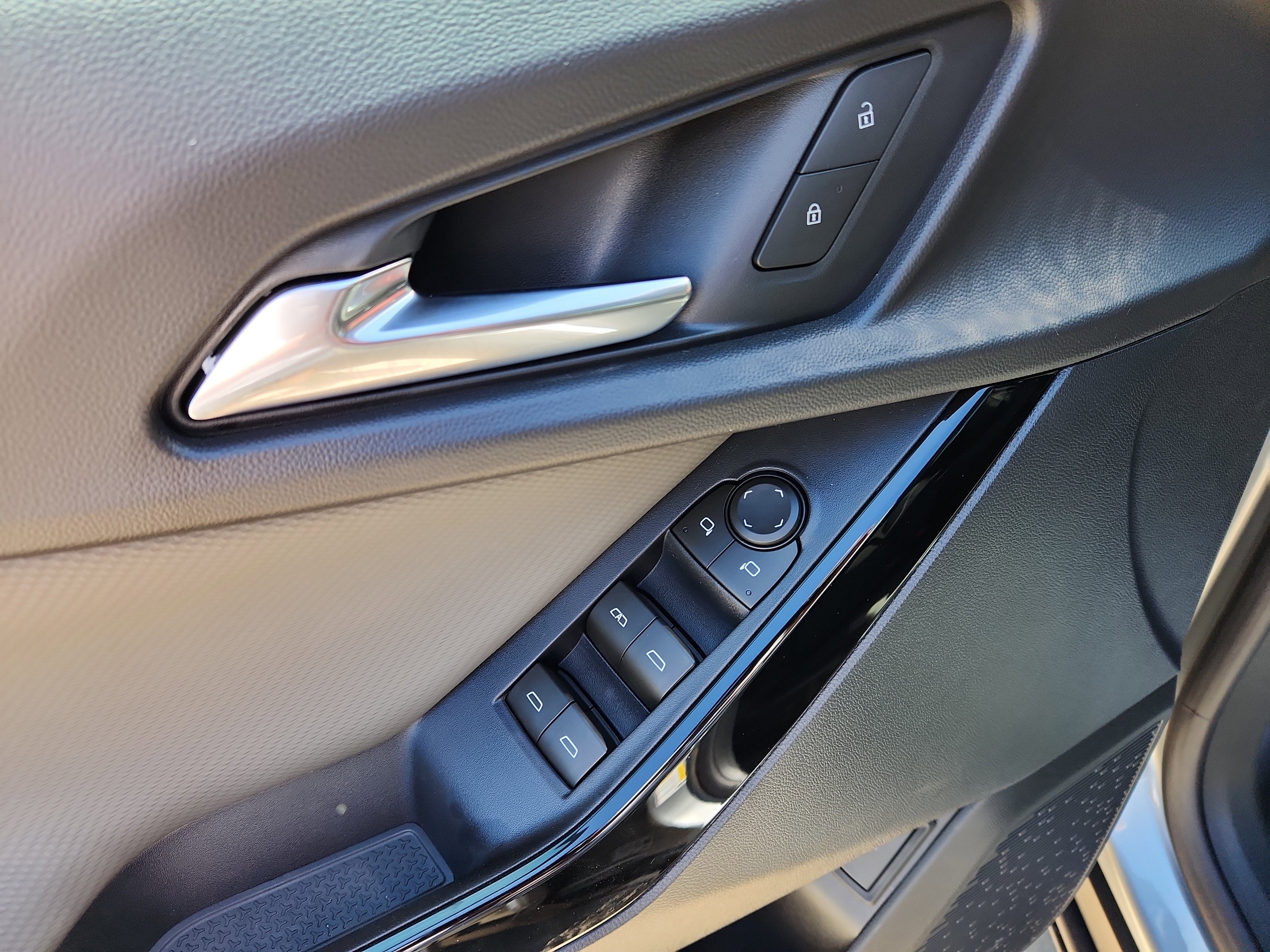 New 2026 Chevrolet Equinox LT w/ Convenience Package II FWD image 8