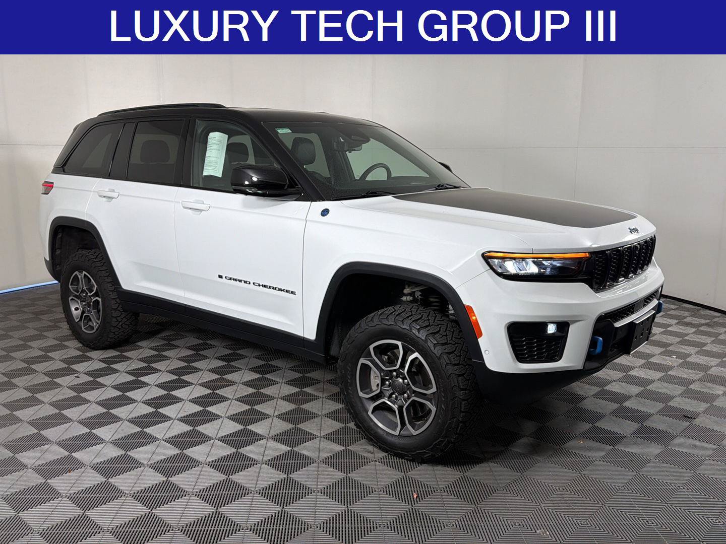 Used 2023 Jeep Grand Cherokee Trailhawk w/ Advanced Protech Group II AWD/4WD image 2