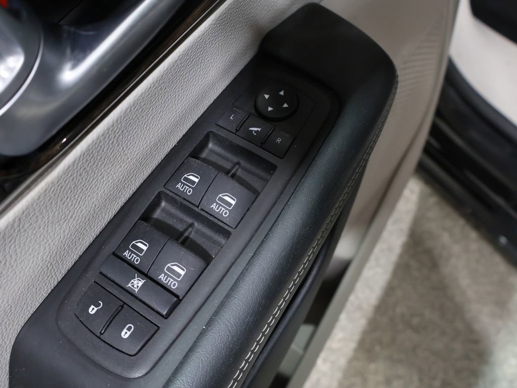 Used 2024 Chrysler Pacifica Limited image 15