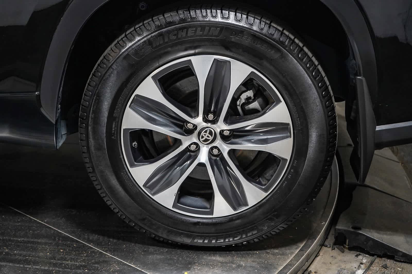 Used 2022 Toyota Highlander XLE image 5