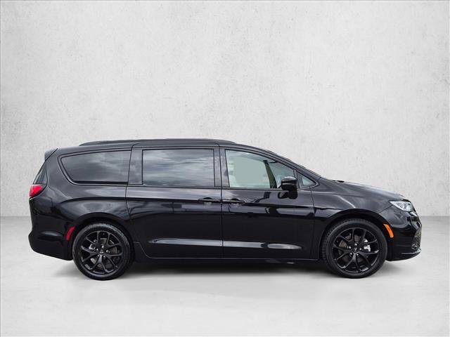 Used 2025 Chrysler Pacifica Limited FWD image 8