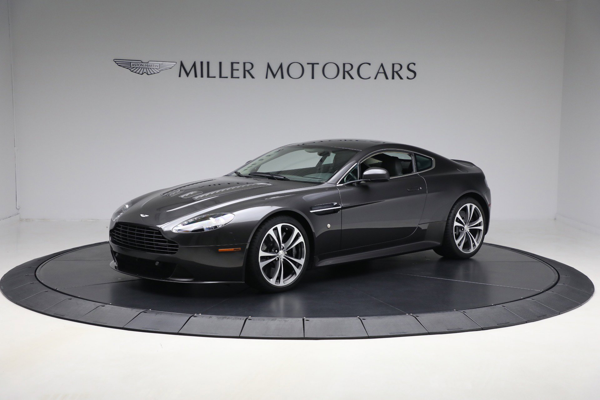 Used 2011 Aston Martin V12 Vantage Coupe image 2