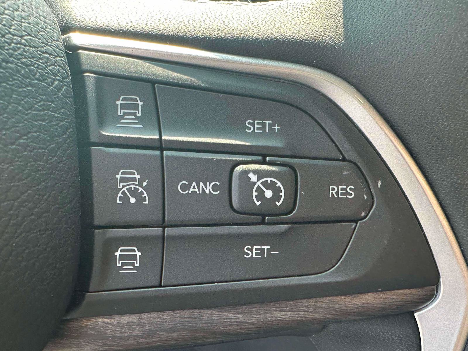 Used 2023 Jeep Grand Cherokee Limited w/ Luxury Tech Group II AWD/4WD image 22