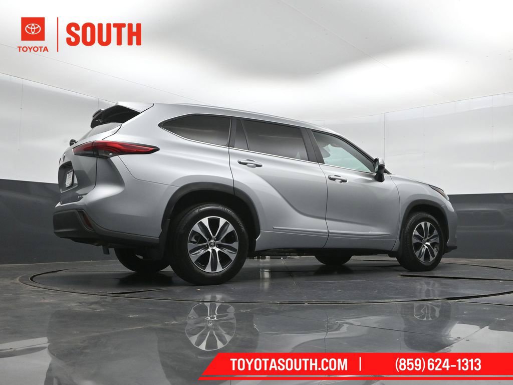 Used 2023 Toyota Highlander XLE AWD/4WD image 41