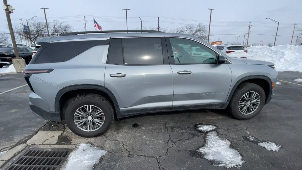 Used 2025 Chevrolet Traverse LT FWD image 2
