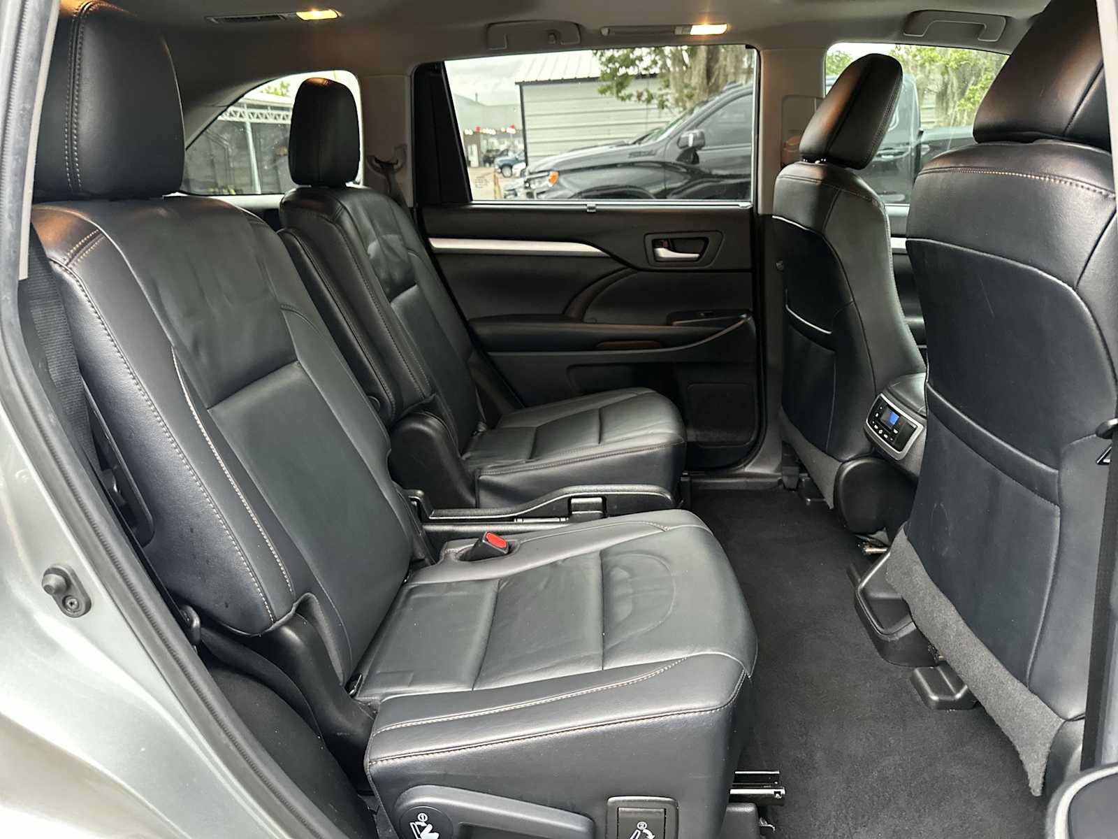 Used 2019 Toyota Highlander XLE FWD image 18
