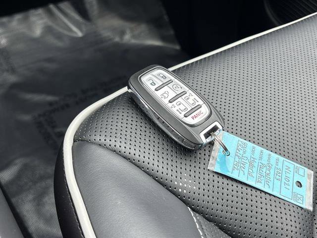 Used 2023 Chrysler Pacifica Limited w/ Uconnect Theater Family Group image 29