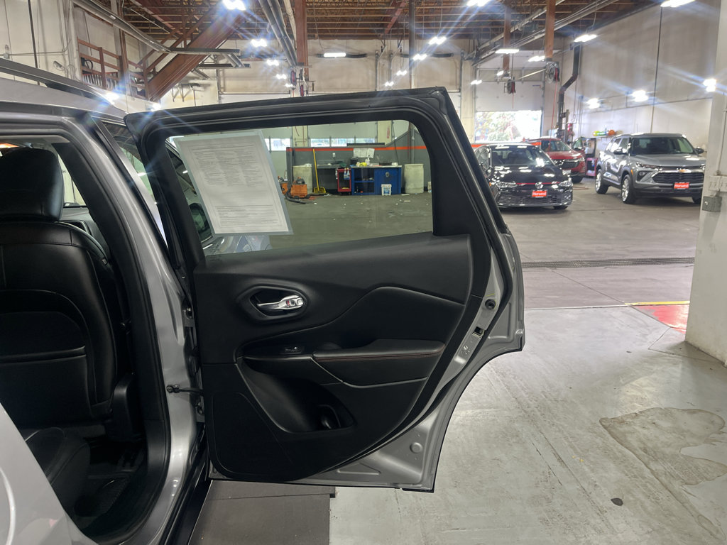 Used 2020 Jeep Cherokee Trailhawk AWD/4WD image 25