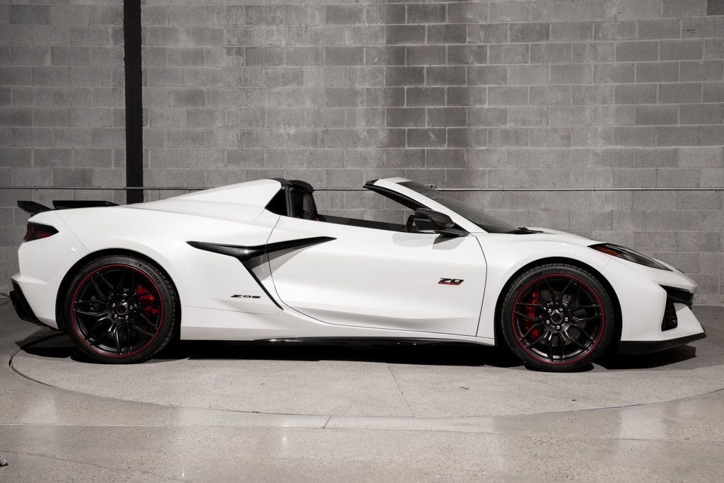 Used 2023 Chevrolet Corvette Z06 RWD image 2