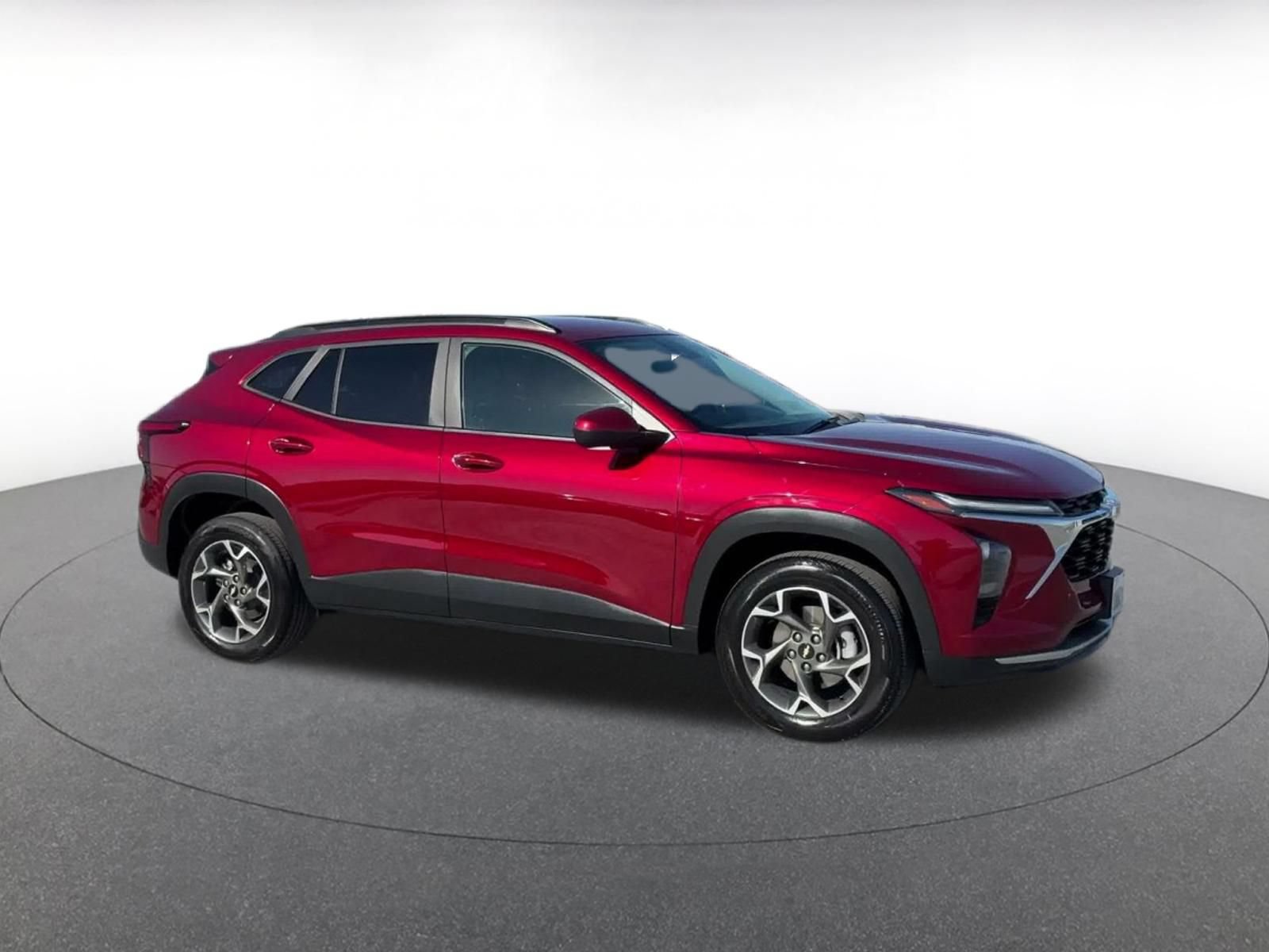 Used 2025 Chevrolet Trax LT w/ LT Convenience Package FWD image 2