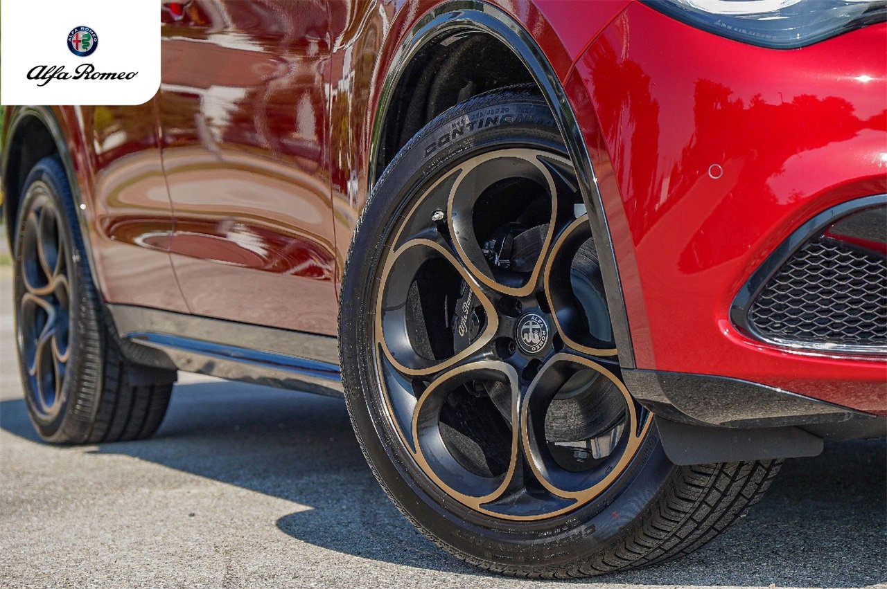 New 2025 Alfa Romeo Stelvio Sprint image 2