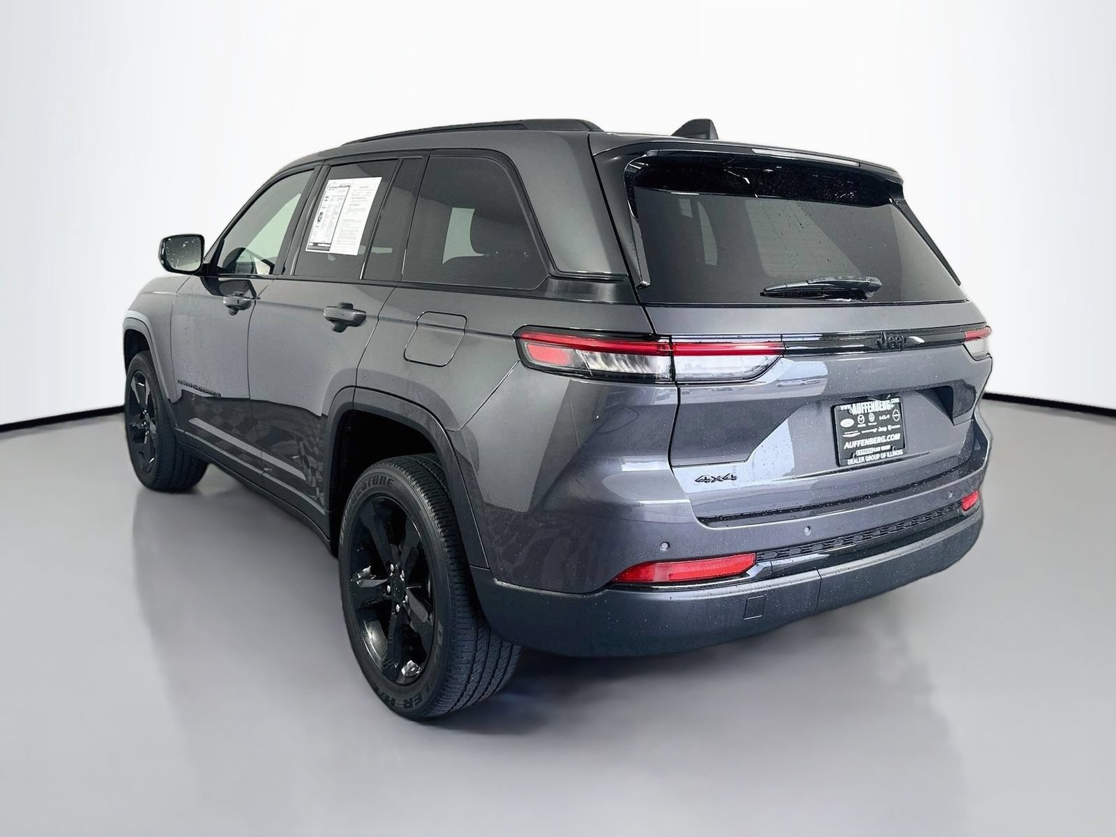 Used 2023 Jeep Grand Cherokee Altitude AWD/4WD image 5