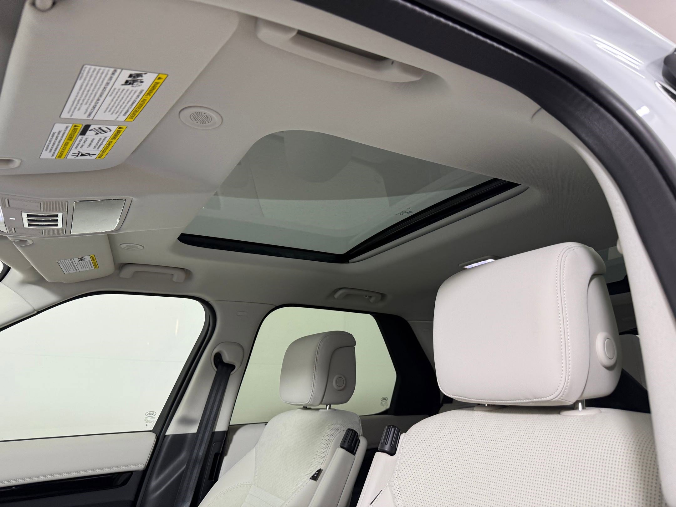 New 2026 Land Rover Discovery S AWD/4WD image 16