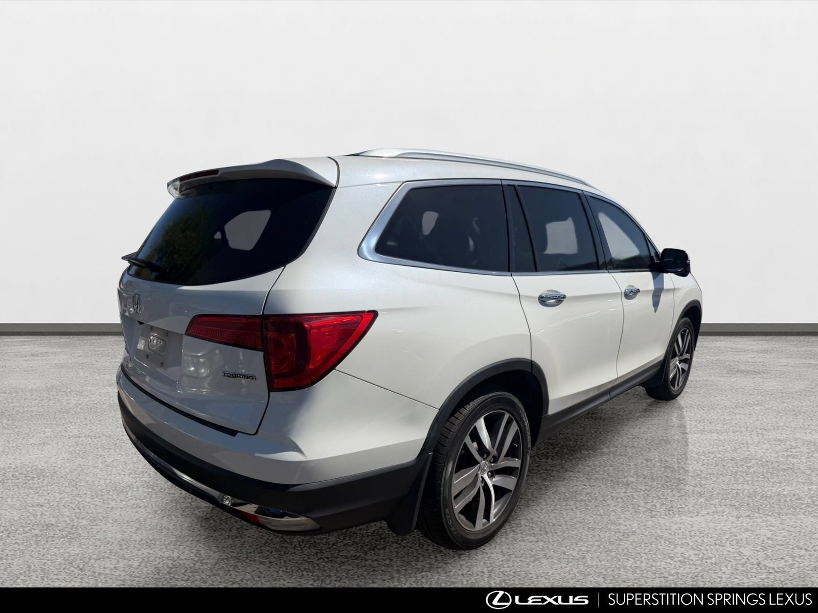 Used 2017 Honda Pilot Touring image 3