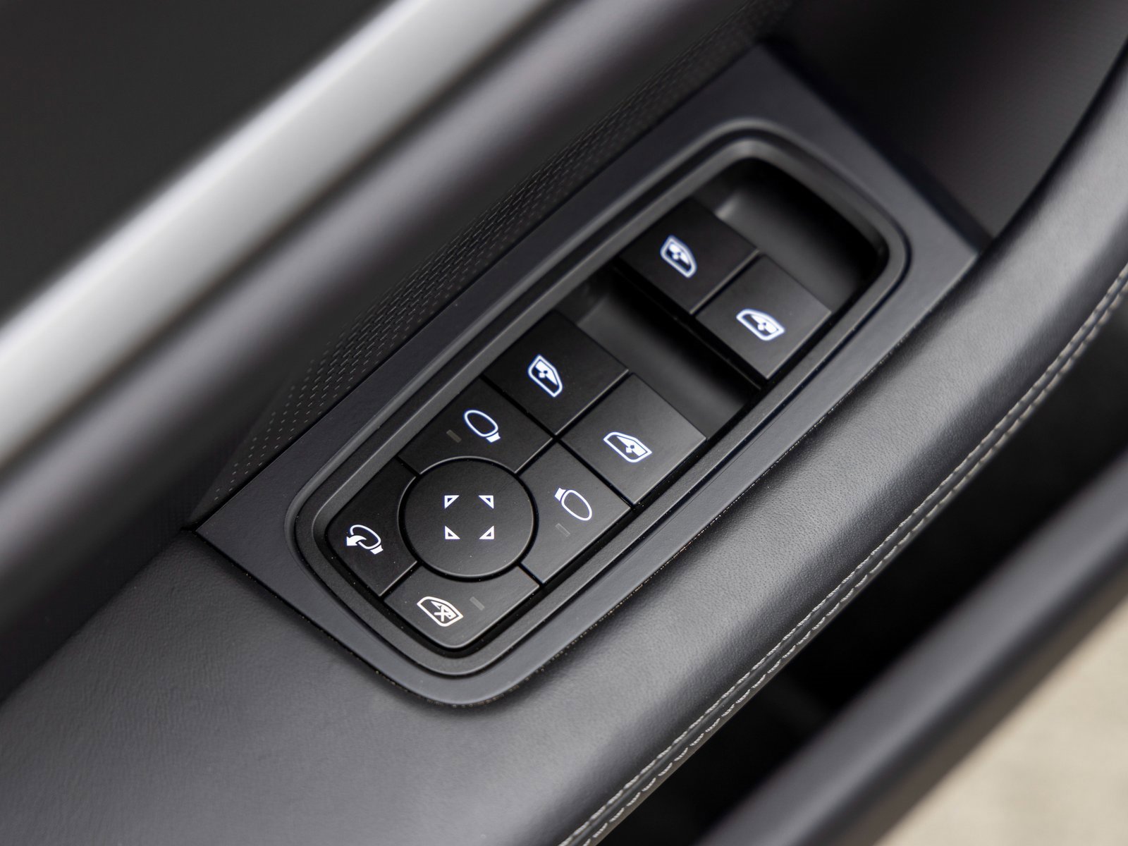 New 2025 Porsche Taycan image 22