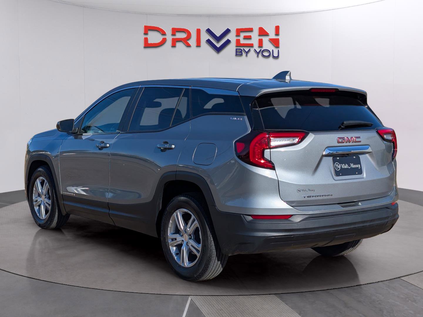 Used 2024 GMC Terrain SLE image 3