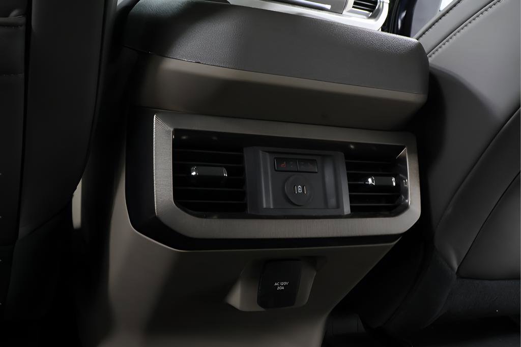 Used 2025 Ford F250 Platinum w/ Platinum Plus Package image 28