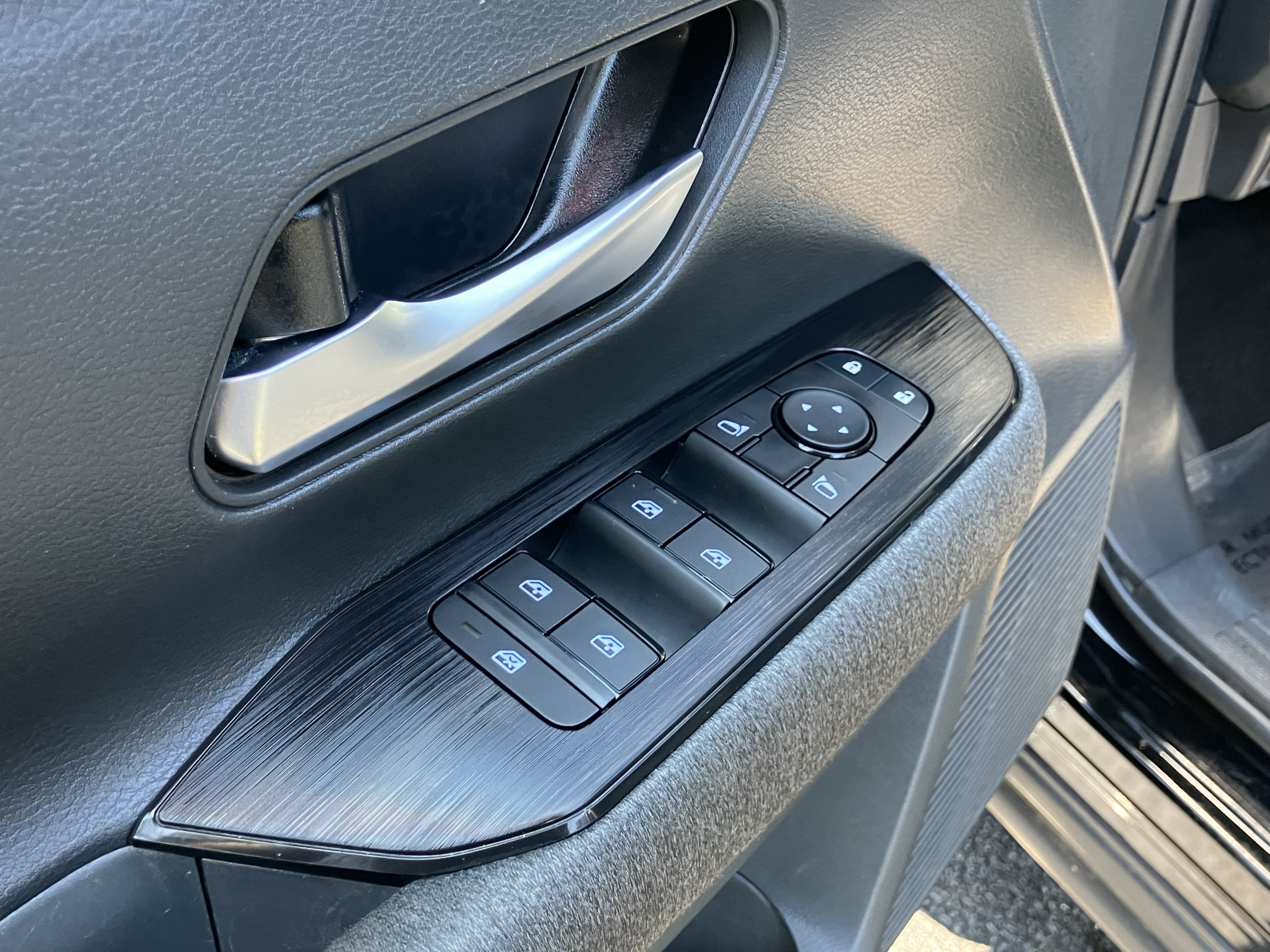 Used 2025 Nissan Kicks SV FWD image 15