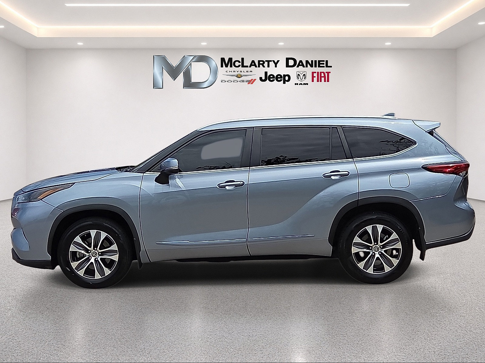 Used 2023 Toyota Highlander XLE AWD/4WD image 3