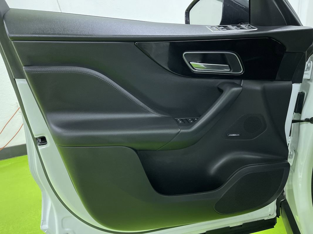 Used 2019 Jaguar F-PACE Premium image 16