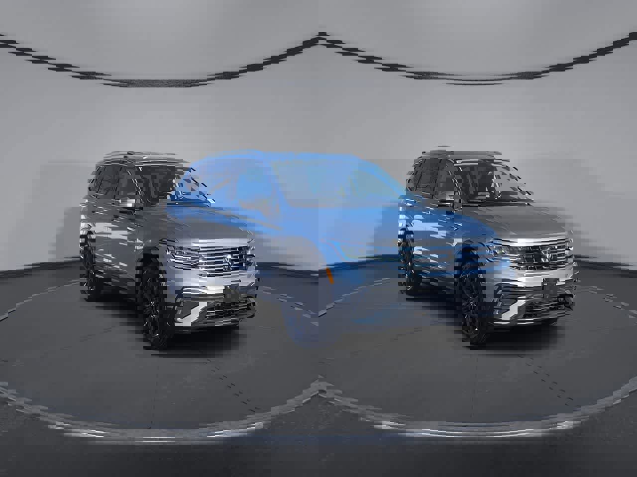 Used 2024 Volkswagen Tiguan SE image 2